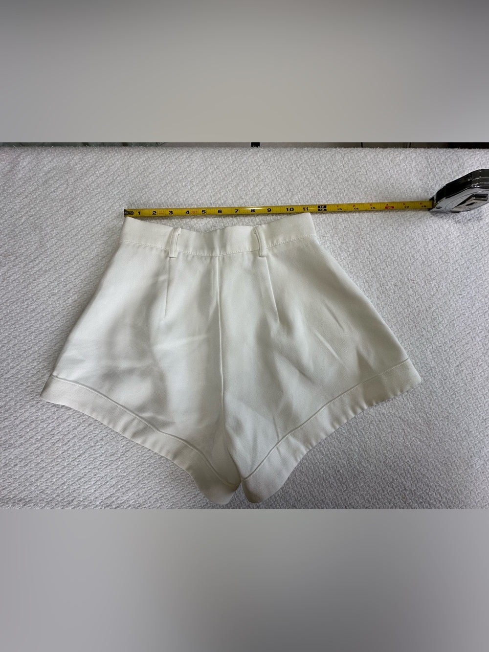 White Fox Tailored White Shorts — XS — Chic Minimal Style - Picture 3 of 5